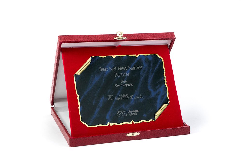 Piros bőr hatású plakett kombináció