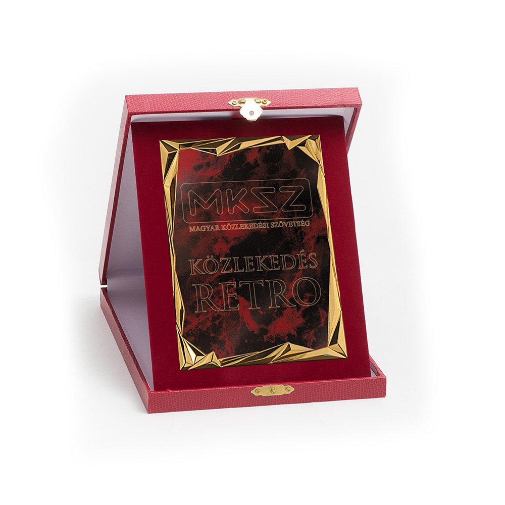 Piros bőr hatású plakett kombináció